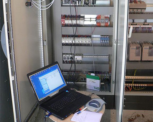 Armoire électrique et ordinateur